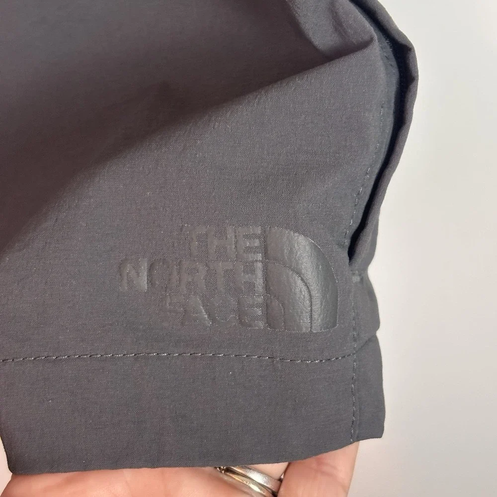 The north Face Men's Grey Hiking Shorts Size 34 Outdoors Lightweight Pockets